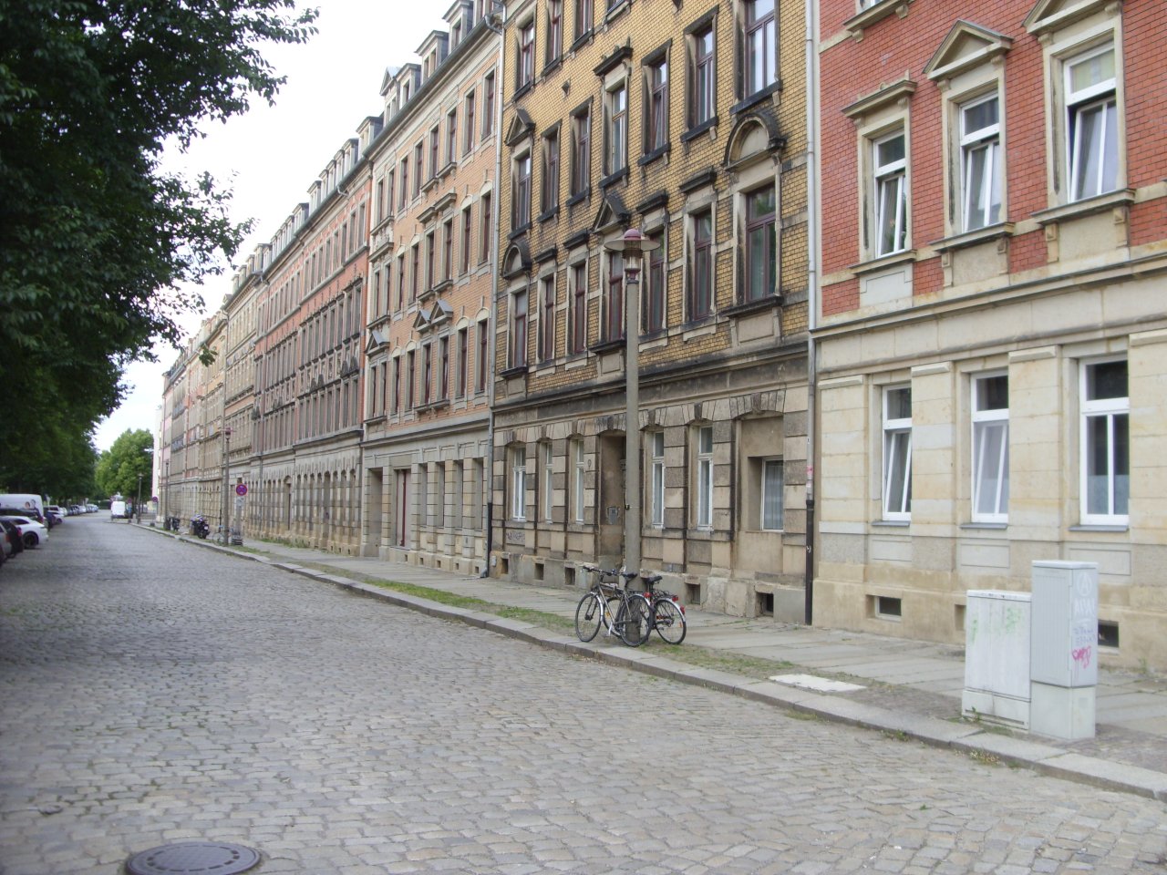 Gambrinusstraße, Dresden Anfang Juli 2020 mit baustellenbedingtem Halteverbot der südöstlichen Häuserfront